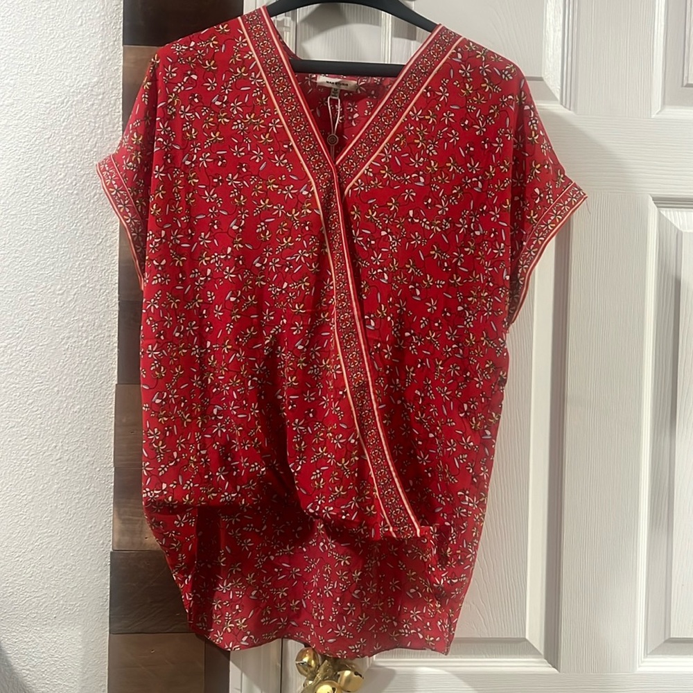 Blusa roja con flores